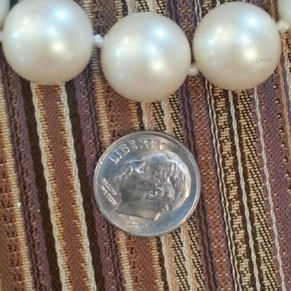 Kate Spade All Wrapped Up Large Cream Pearl Gold Bow Clasp Bracelet 8.25" - Picture 3 of 7